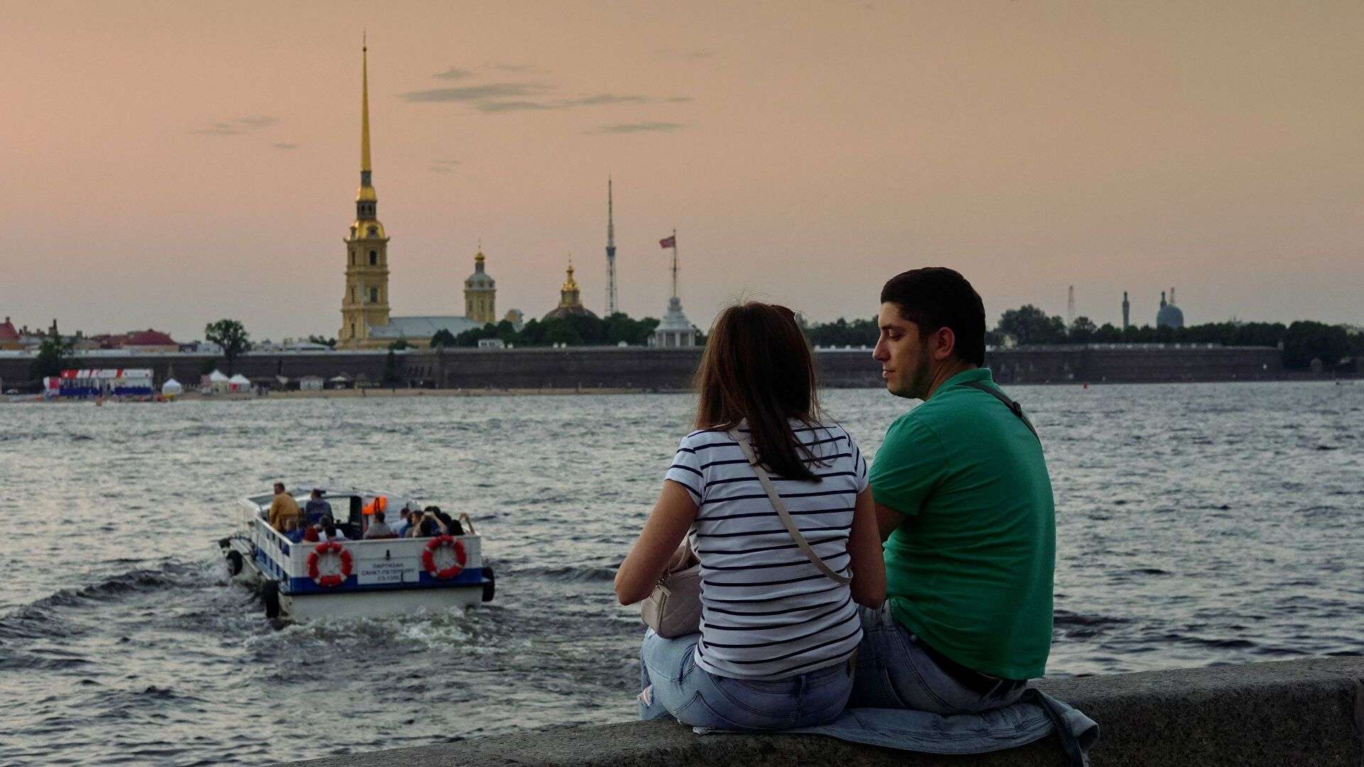 Туристы в Петербурге