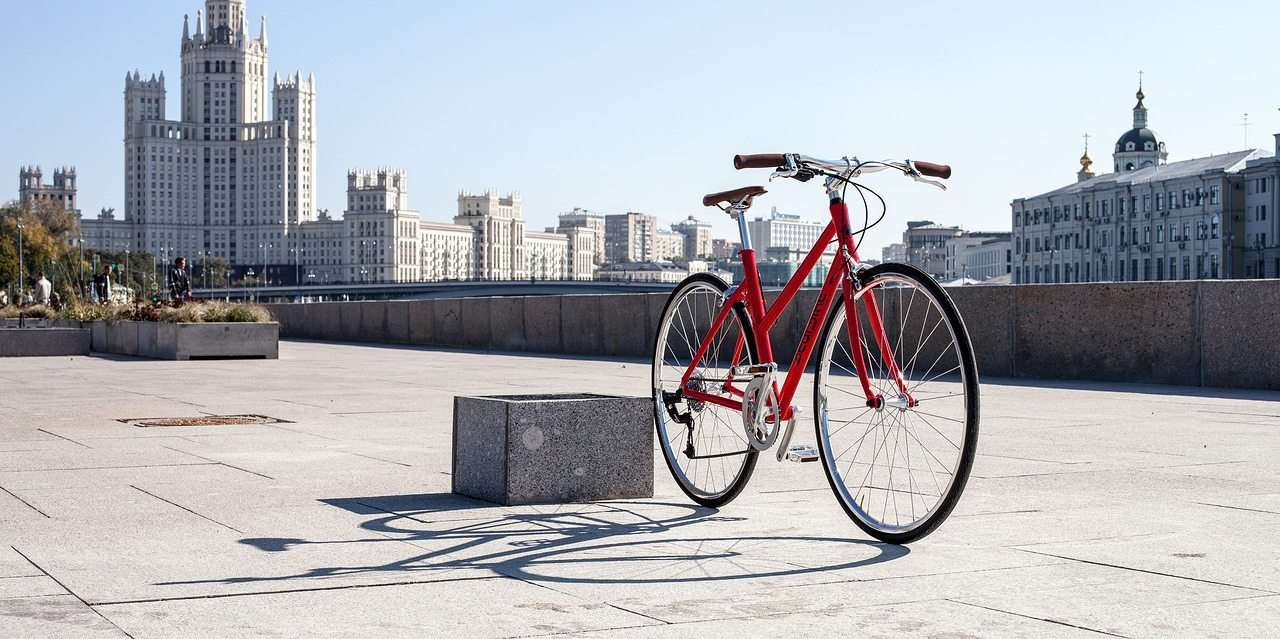 Bike москва. Городской велосипед. Красивый городской велосипед. Велосипед на набережной. Городской велосипед в городе.